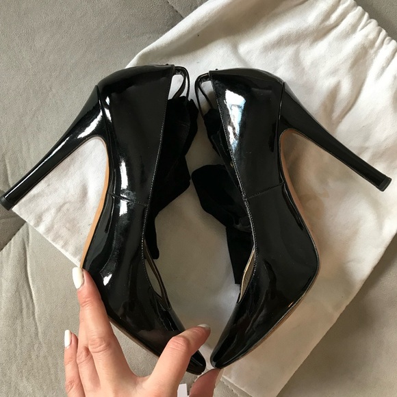 CHLOÉ | PRE-OWNED | Fall 2011 Velvet Bow Patent Leather Heels | 39 - Picture 5 of 7